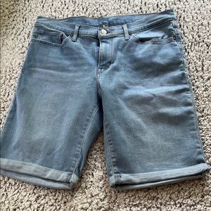 Levi’s ladies denim short size 32”